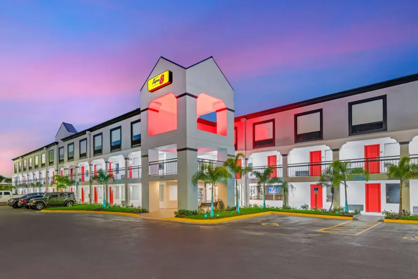 Super 8 by Wyndham Orlando Near Florida Mall - Image 1