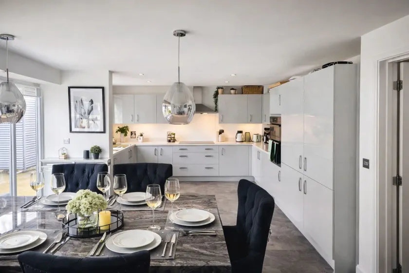 Grand 4-bed House in Ebbsfleet Valley, Garden & Parking Space - Image 1