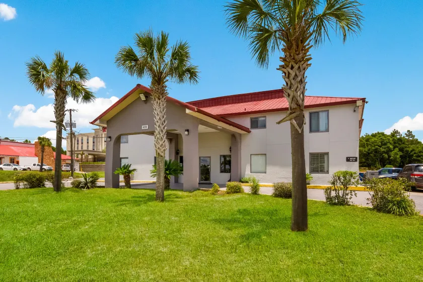 Red Roof Inn Crestview - Image 1
