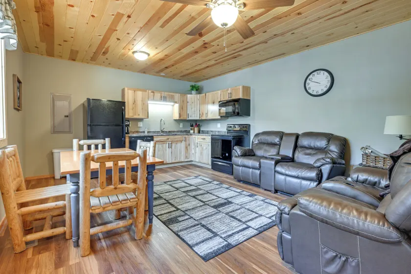 Cozy Lake Wissota Escape w/ Community Dock! - Interiör