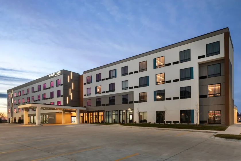 Courtyard by Marriott Bettendorf - Image 1