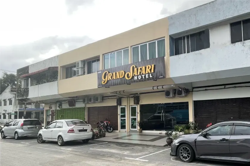 OYO 90369 Safari Hotel Lumut - Image 1