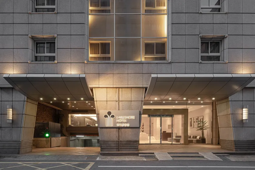 Lakeshore Hotel Metropolis - Image 1