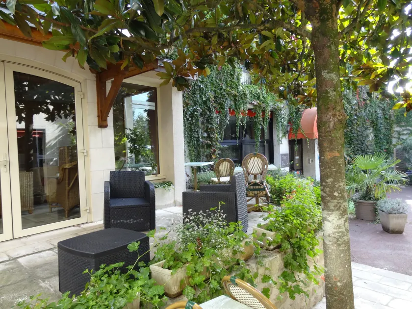 Hotel Val De Loire - Image 1