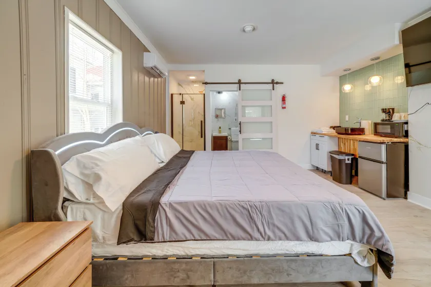 Explore the Hinton Historic District! Luxe Studio - Image 1