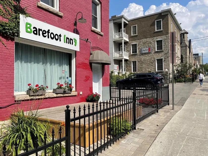 Barefoot Inn - Image 1