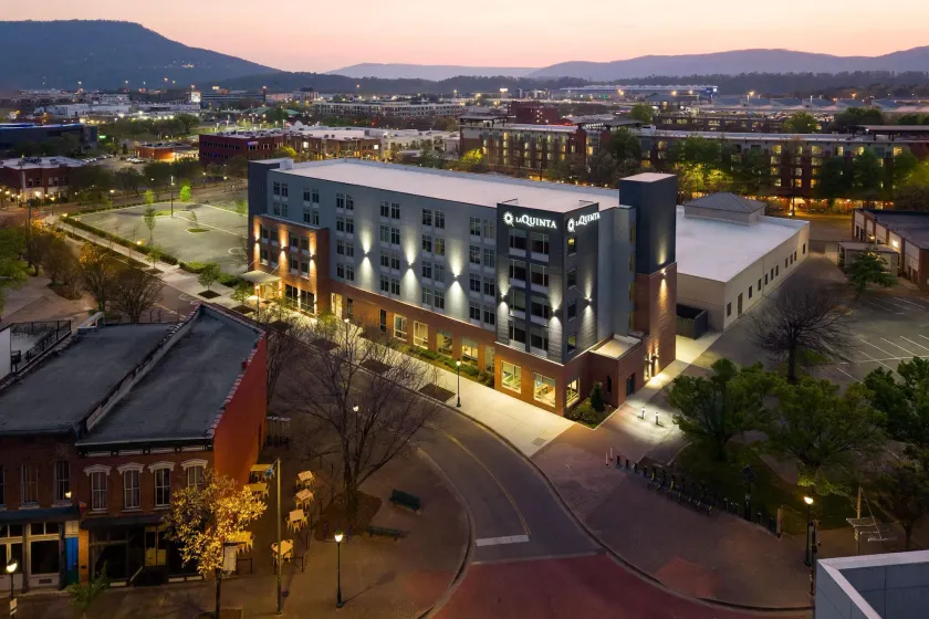 La Quinta Inn & Suites by Wyndham Chattanooga Downtown/South - Image 1