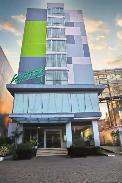 Whiz Hotel Cikini Jakarta - Image 1