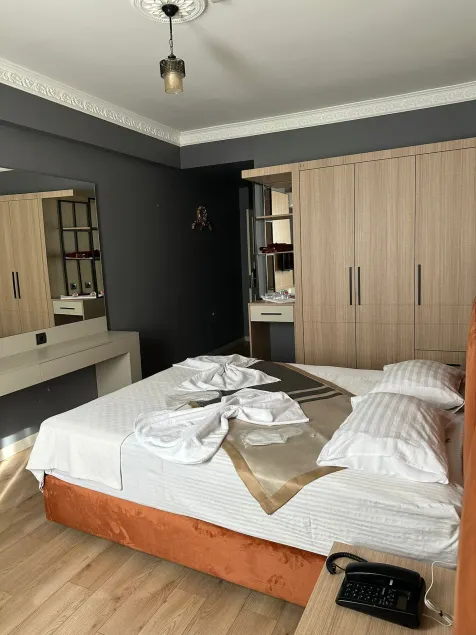 Metros Hotel - Image 1