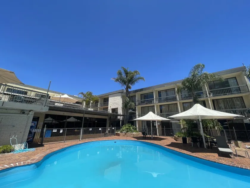 El Lago Waters Motel under Gobell Hotel - Image 1