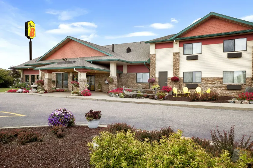 Super 8 by Wyndham Eveleth - Image 1