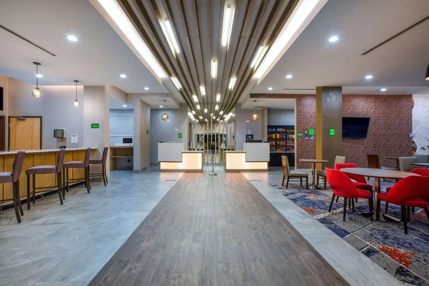 La Quinta Inn & Suites by Wyndham Manassas, VA- Dulles Airport - Hall
