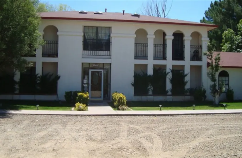 Tavares Inn - Image 1