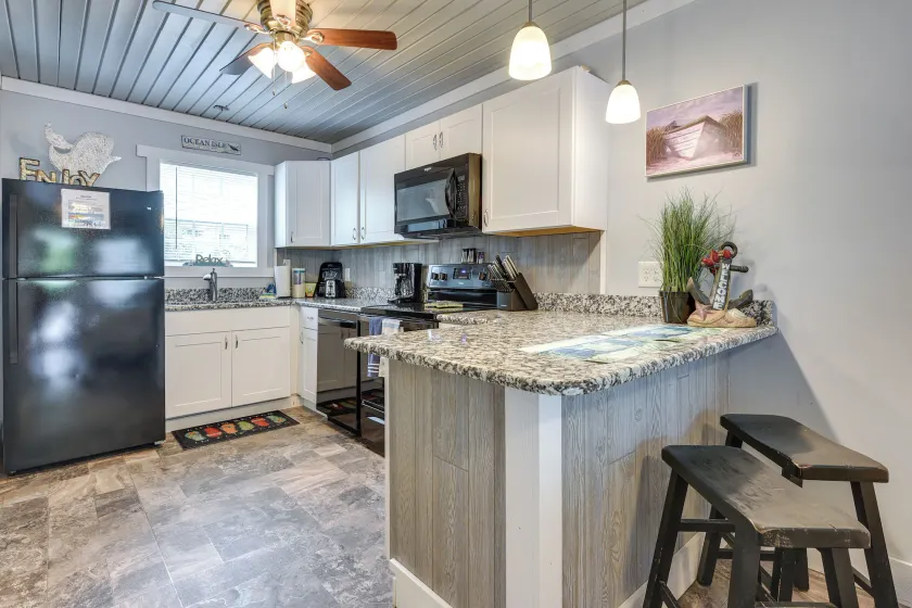 1 Mi to Pier: Ocean Isle Beach Studio w/ Patio! - Interiør