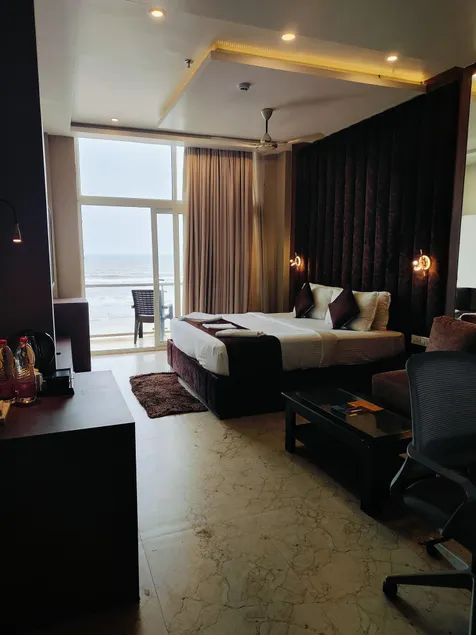 Hotel Bay Suit - Image 1