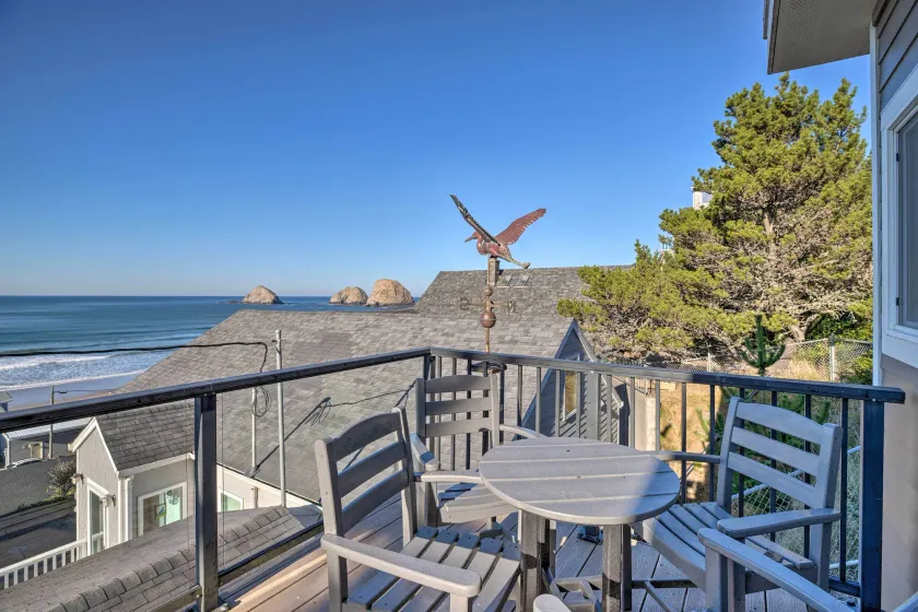 Exquisite Oceanside House w/ Pacific Views & Deck! - Innenbereich