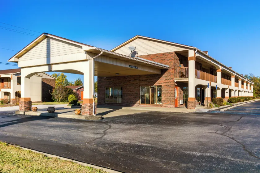 Red Roof Inn Vincennes - Image 1