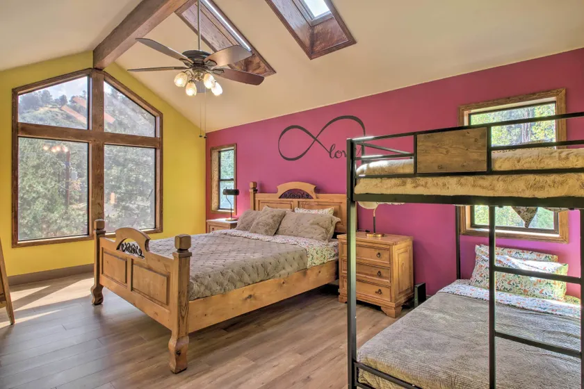 Pine Mountain Club Getaway w/ Foosball Table! - Værelse