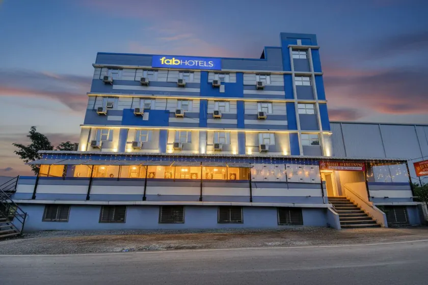 FabHotel World King - Image 1