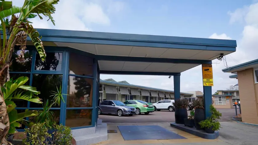 Country Motor Inn - Image 1