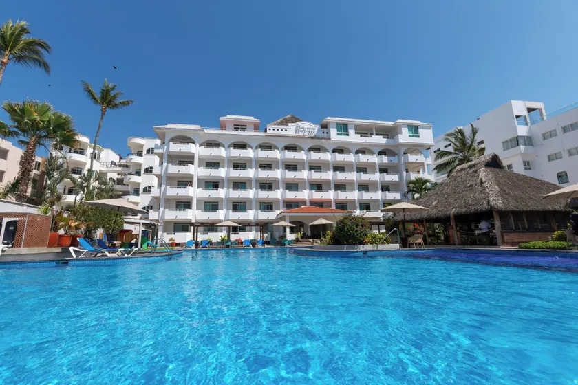 Torreblanca Beach Hotel and Suites Guayabitos - Desayuno y Comida Incluido - Image 1