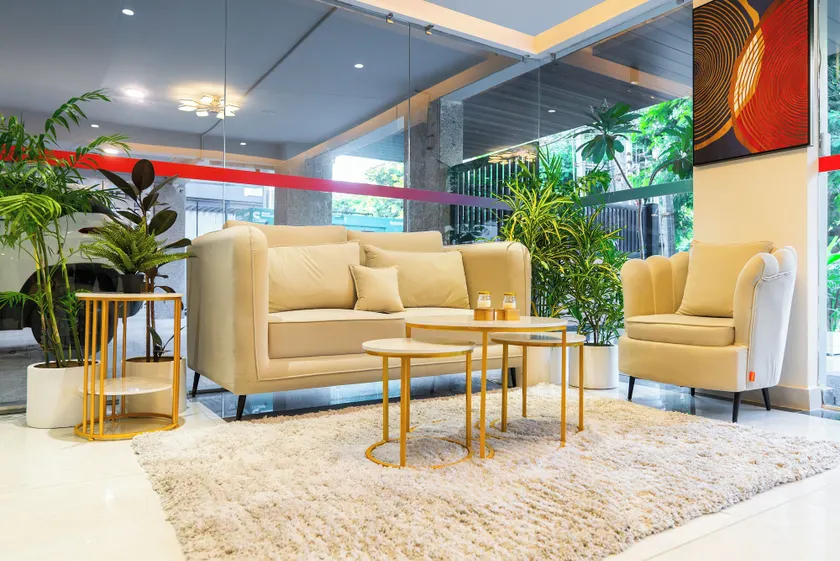 Housr Sector 45 Gurgaon Artemis Hospital - Sitzecke in der Lobby