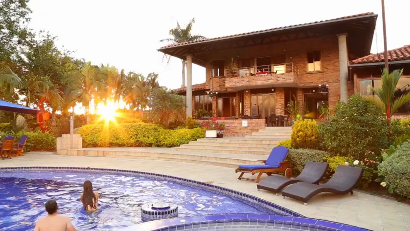 Hotel Tata Premium - Image 1