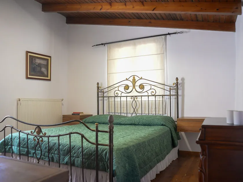 "sifakis Gorgeous Stone House" - Image 1