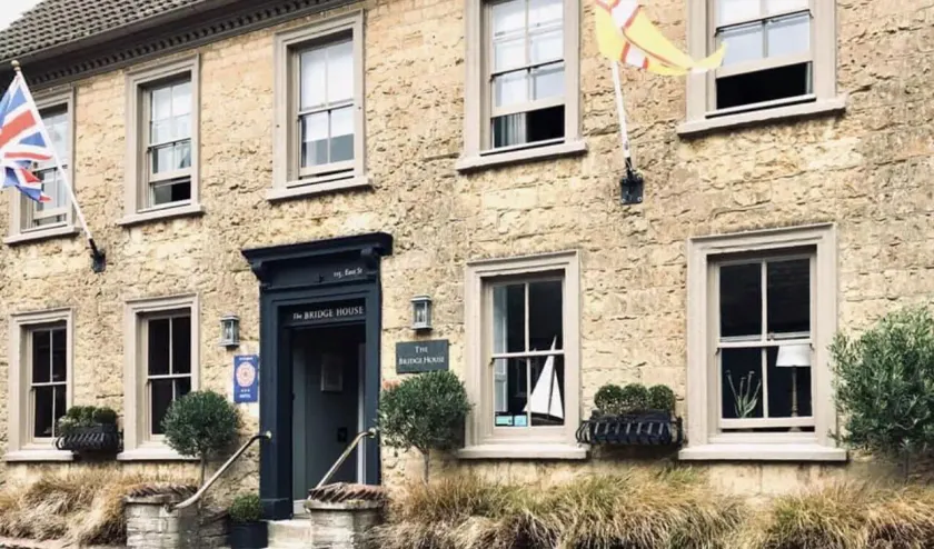 Bridge House Hotel - Image 1