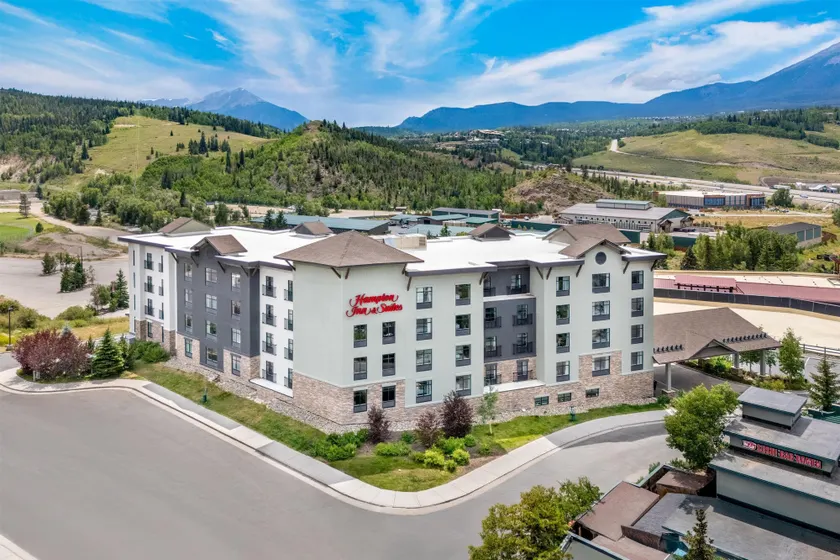 Hampton Inn & Suites Silverthorne - Image 1