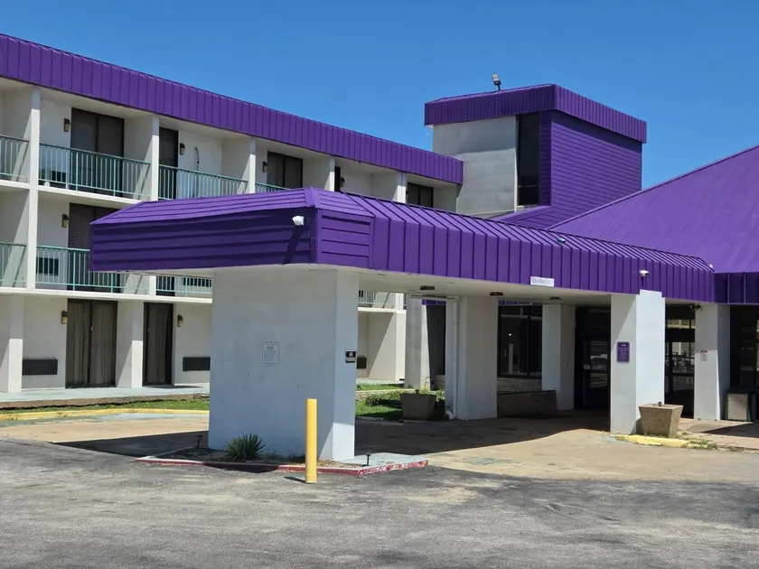 Stay Express Inn & Suites Tyler - Image 1