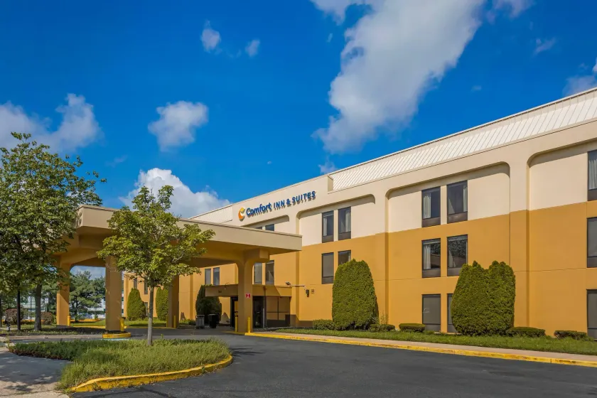 Comfort Inn & Suites Mt. Holly - Westampton - Image 1