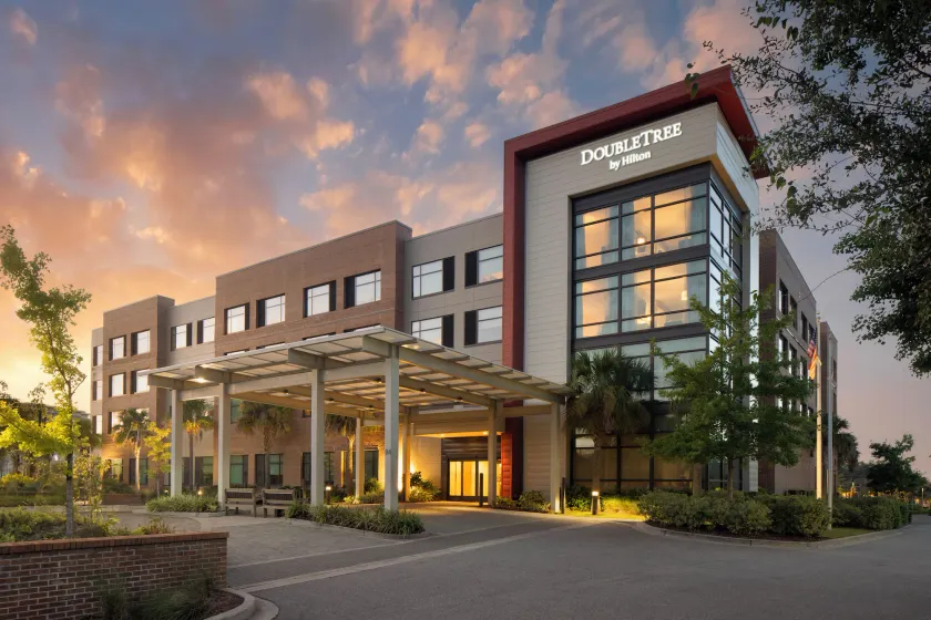 DoubleTree by Hilton Charleston Riverview - Image 1