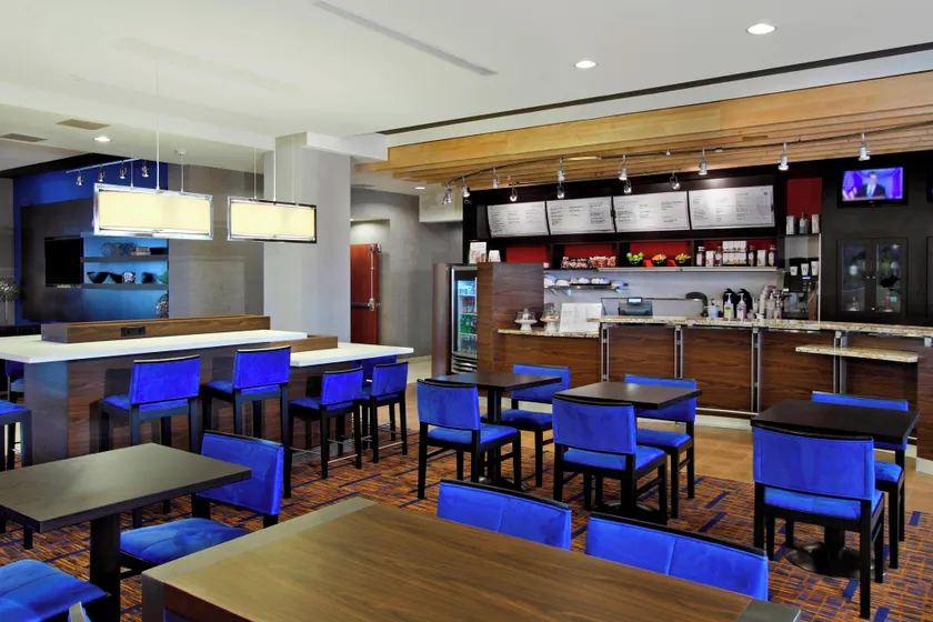 Courtyard by Marriott Victoria - Image 1