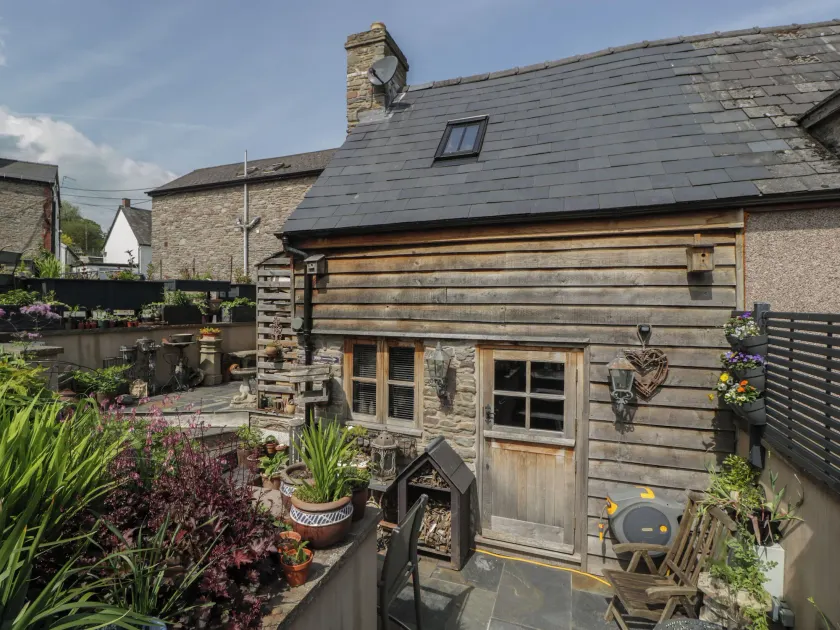 Hoarders Cottage - Image 1