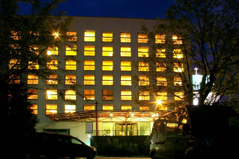 Centre Hotel - Image 1