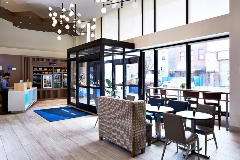 Holiday Inn Express - NYC Brooklyn - Sunset Park by IHG - Sittområde i lobbyn