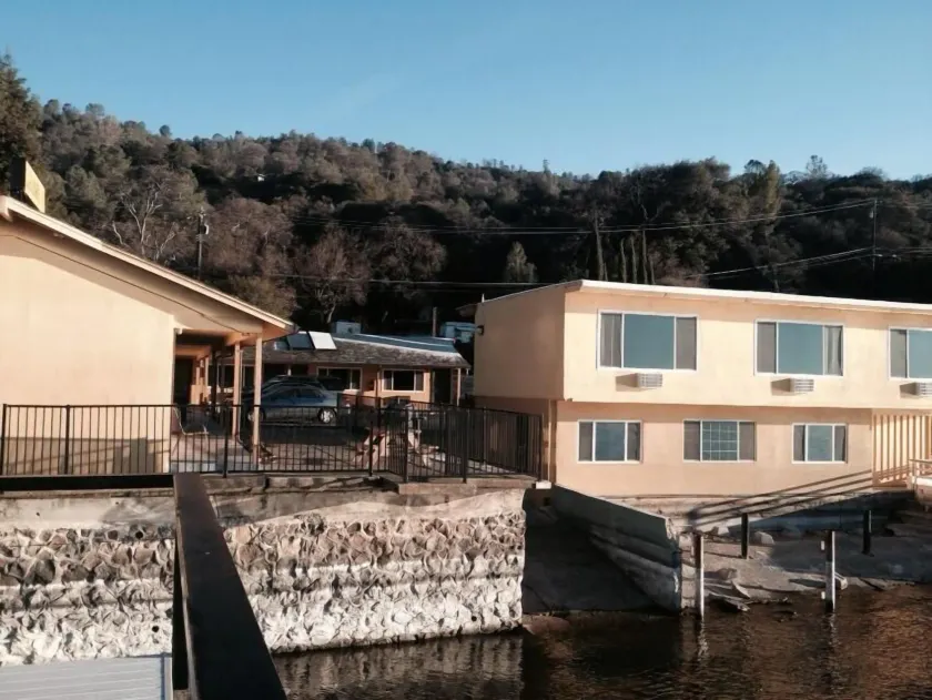 Lake Marina Inn - Image 1