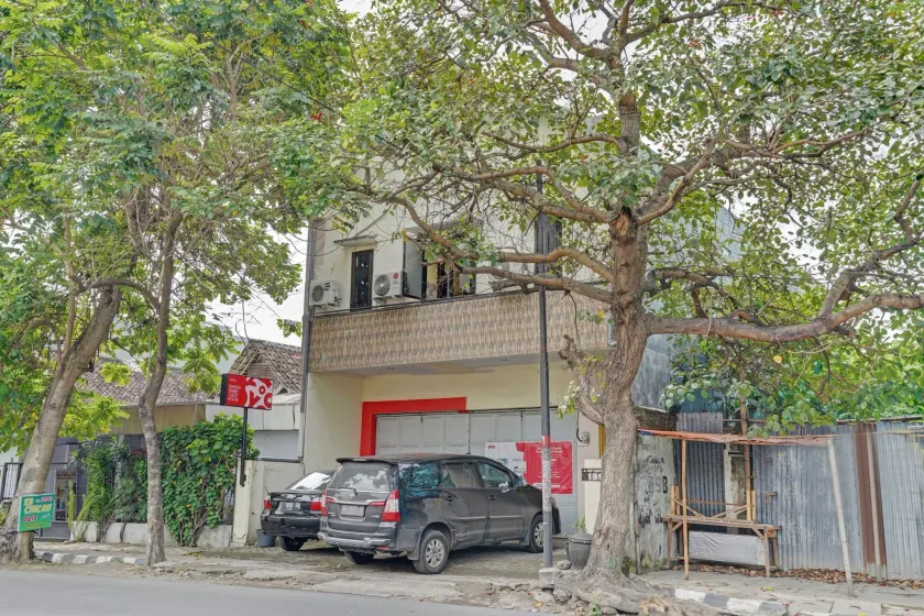 OYO 90234 Dhoho Family Guest House - Image 1
