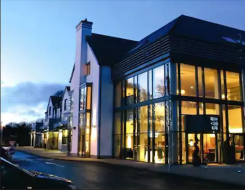 Raheen Woods Hotel - Image 1