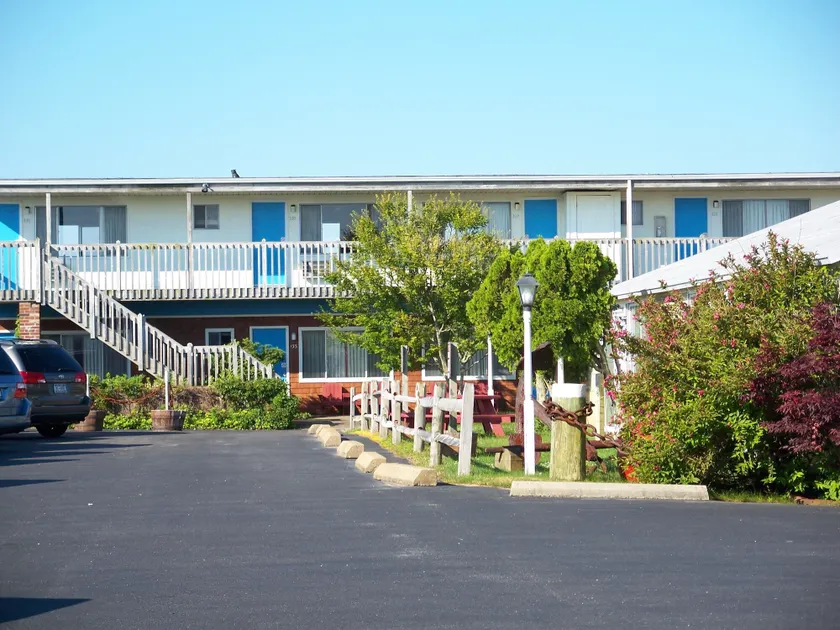 Blue Sea Motor Inn - Image 1