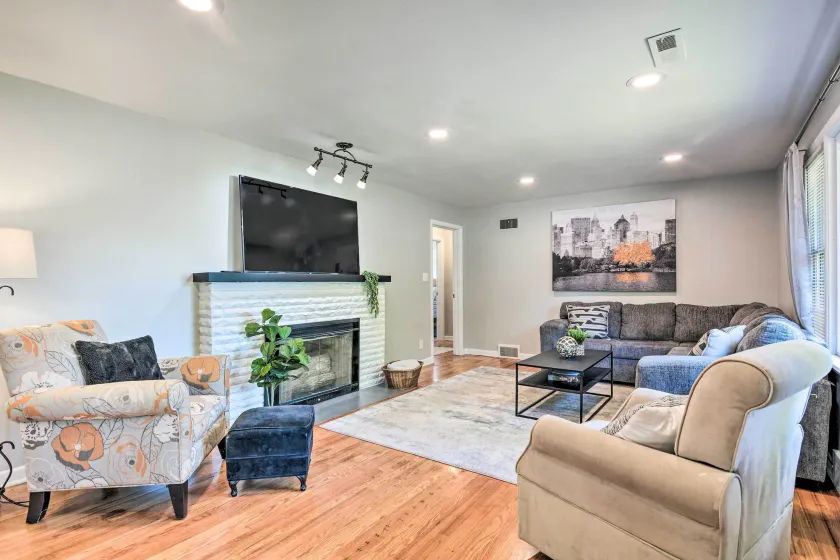 Charming Springfield Home w/ Private Backyard - Image 1