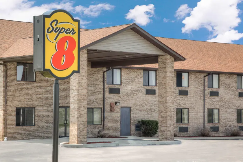 Super 8 by Wyndham Gas City Marion Area - Image 1