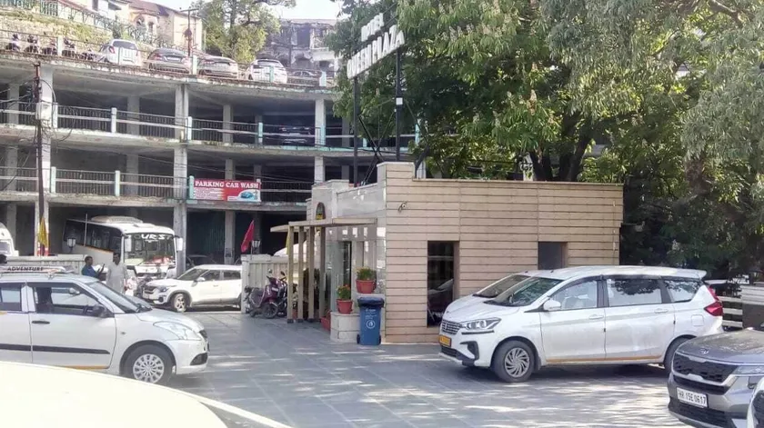 Hotel Queen Plaza - Image 1
