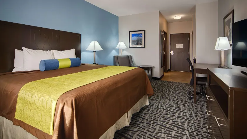 Best Western Plus Lonestar Inn & Suites - Image 1