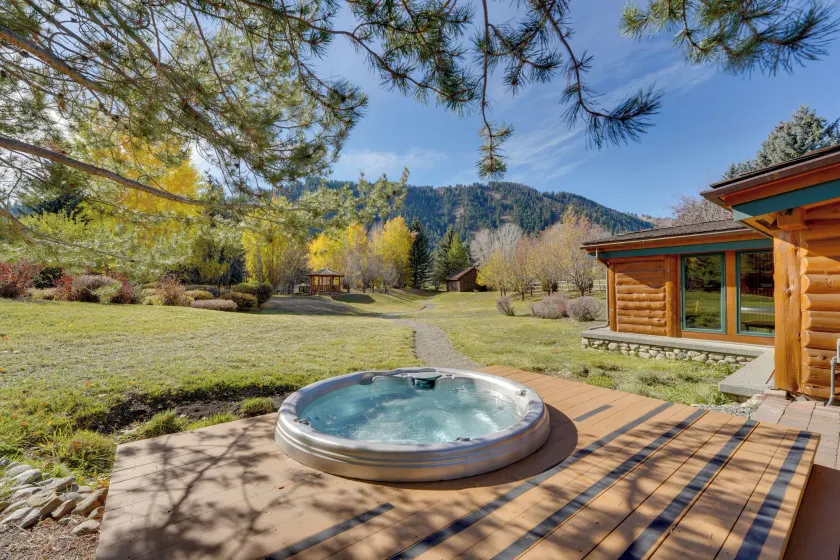 Sun Valley Log Home w/ Hot Tub & Mtn Views! - Image 1