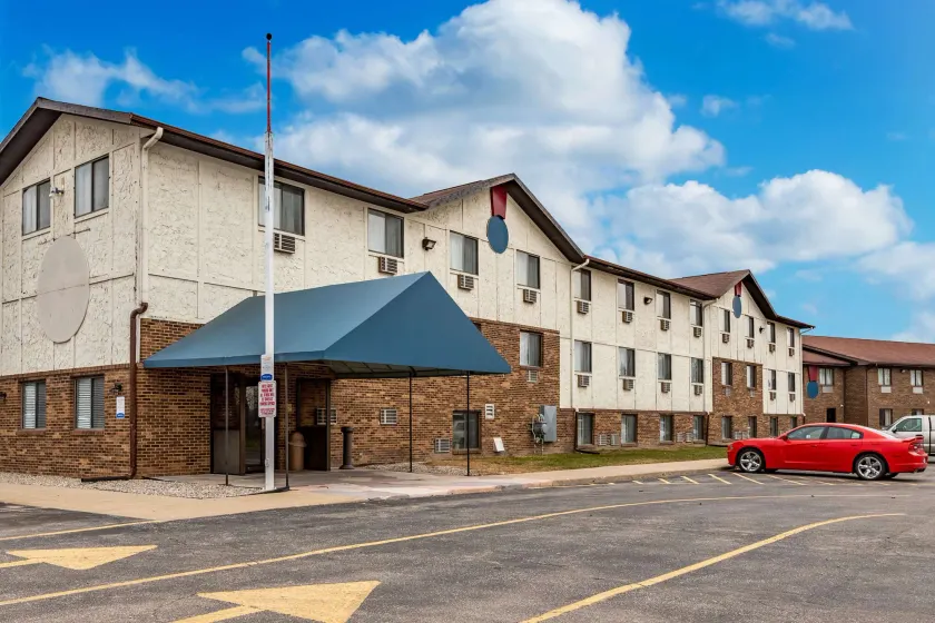 Econo Lodge Inn & Suites Auburn - Image 1