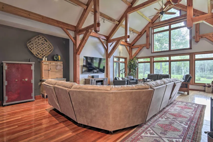 Spacious Riverfront Escape w/ Private Hot Tub - Innvendig