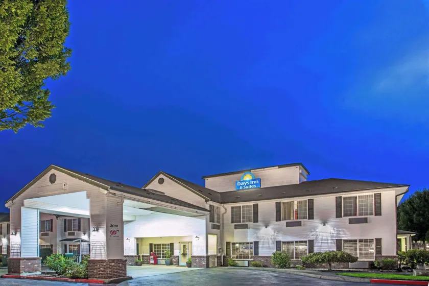 Days Inn & Suites by Wyndham Gresham - Image 1