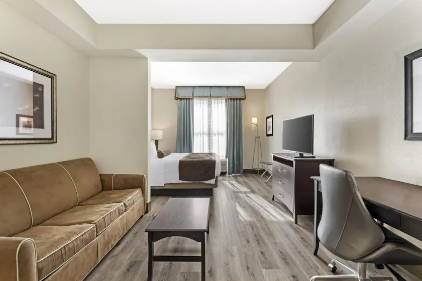 Best Western Plus Chain of Lakes Inn & Suites - Image 1